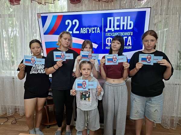 Дети из приюта "Камские зори" стоят с открытками